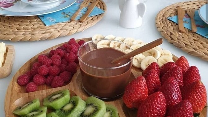 Meyveleri çikolataya banıp yemeyi sever misin?