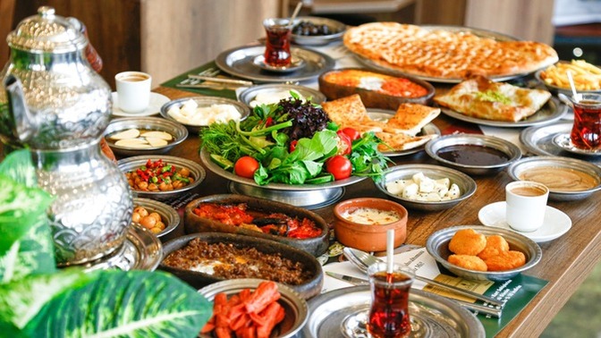 Gıda israfı olması nedeniyle serpme kahvaltının yasaklanması istenmiş. Sence serpme kahvaltı yasaklanmalı mı?
