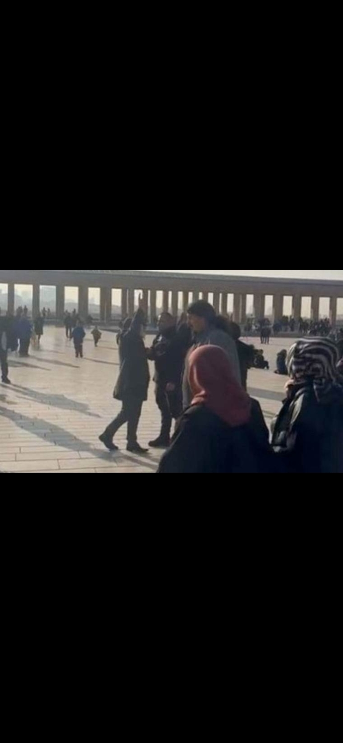 Anıtkabir şeriat gelecek lanet olsun cumhuriyete diyen şahıs hakkında ne düşünüyorsunuz?