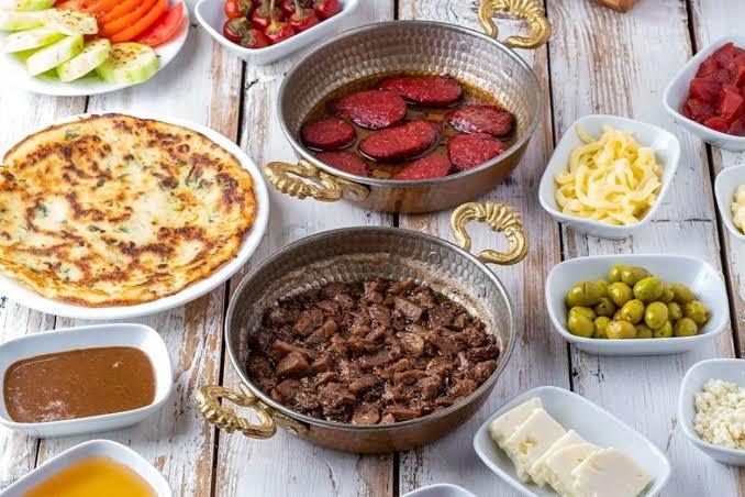 Kokusundan rahatsız olan, midesi bulananlar var! Peki siz kahvaltıda et yiyebiliyor musunuz?