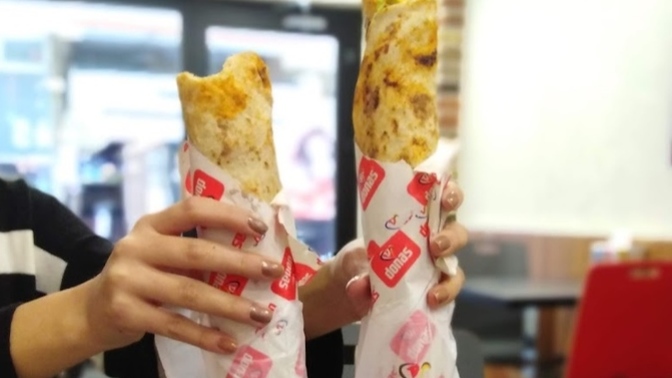 Döneri sevmeyenimiz pek yok gibi! Peki senin tercihin et döner mi yoksa tavuk döner mi oluyor?
