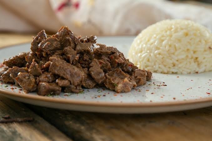“Benim yanıma sen, pilavın yanına ….. yakışır” dediğiniz ana yemek nedir😋?