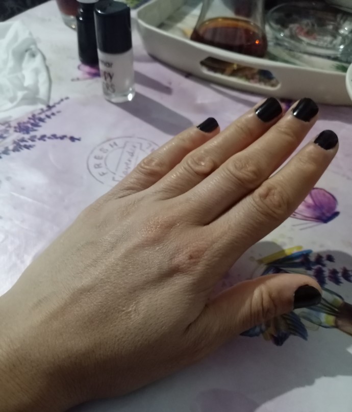Siyah ojeyle aranız nasıl? Sizce olmuş mu, karar veremedim?