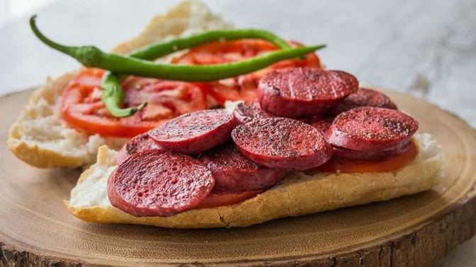 Ekmek arası sucuk mu, ton balığı mı?