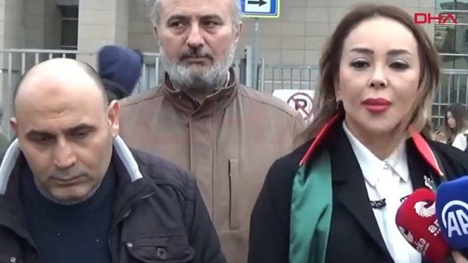 Şeriat isteyen adamın estetikli açık kadın avukat tutması, açık kadın avukatın ise avukatlığını yapması tepki çekti. Gördünüz mü?