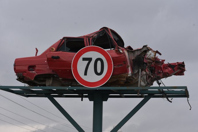 Erzurumda trafik kazalarını engelleme amacıyla, kaza sonucu hasar almış arabalar yol kenarına koyulmuş. İşe yarar mı?