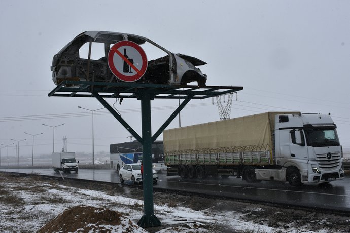 Erzurumda trafik kazalarını engelleme amacıyla, kaza sonucu hasar almış arabalar yol kenarına koyulmuş. İşe yarar mı?