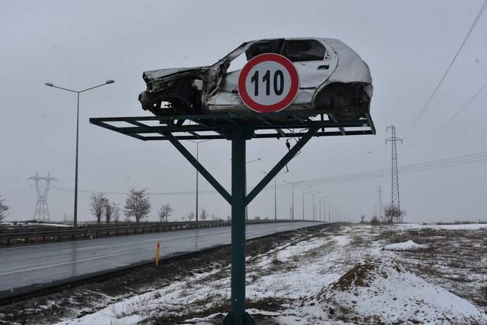 Erzurumda trafik kazalarını engelleme amacıyla, kaza sonucu hasar almış arabalar yol kenarına koyulmuş. İşe yarar mı?
