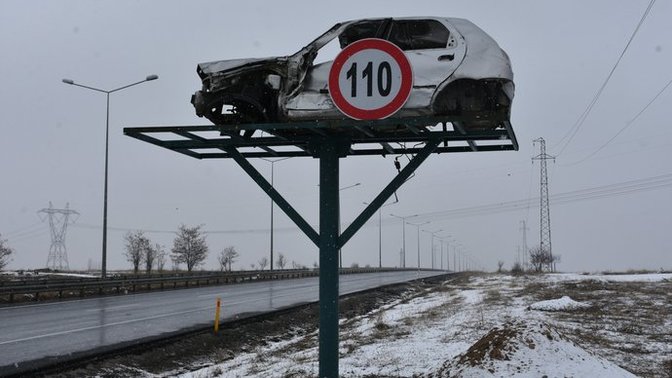 Erzurum'da trafik kazalarını engelleme amacıyla, kaza sonucu hasar almış arabalar yol kenarına koyulmuş. İşe yarar mı?