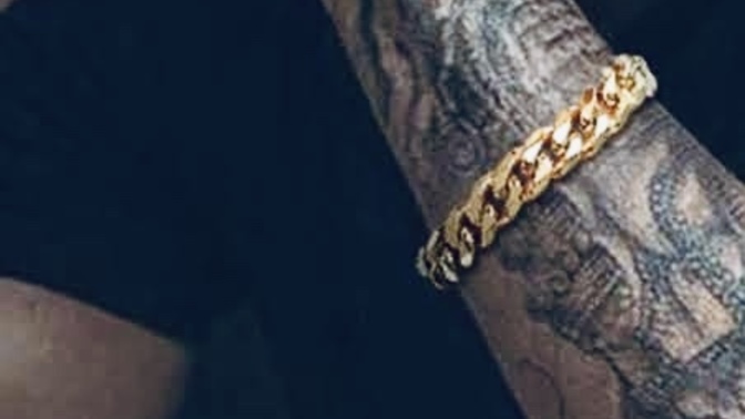 Bir erkek aksesuarda, zincir kolye mi yoksa bileklik mi tercih etmeli?