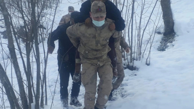 Askerin sırtına binerek hastaneye ulaştırıldılar ne düşünüyorsunuz?
