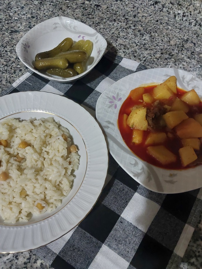 Etli patates yemeği ve pirinç pilavı ikilisini sever misiniz?