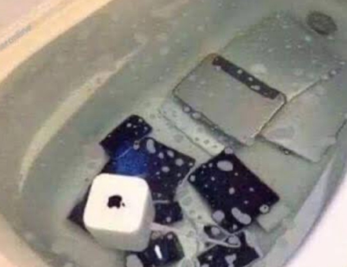 Evdeki tüm elektronik eşyalar çok kirlenmişti, annem sevinsin diye yıkadım sizce sevinir mi?
