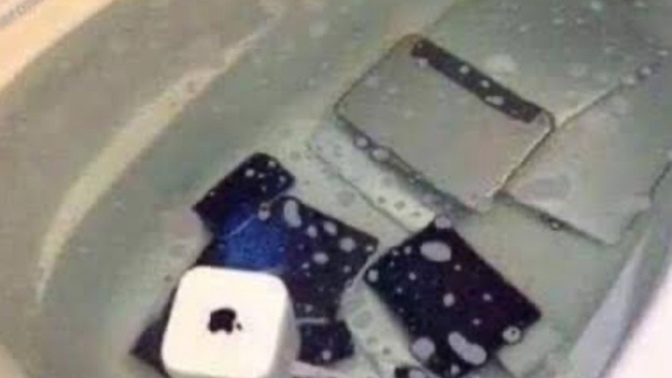 Evdeki tüm elektronik eşyalar çok kirlenmişti, annem sevinsin diye yıkadım sizce sevinir mi?