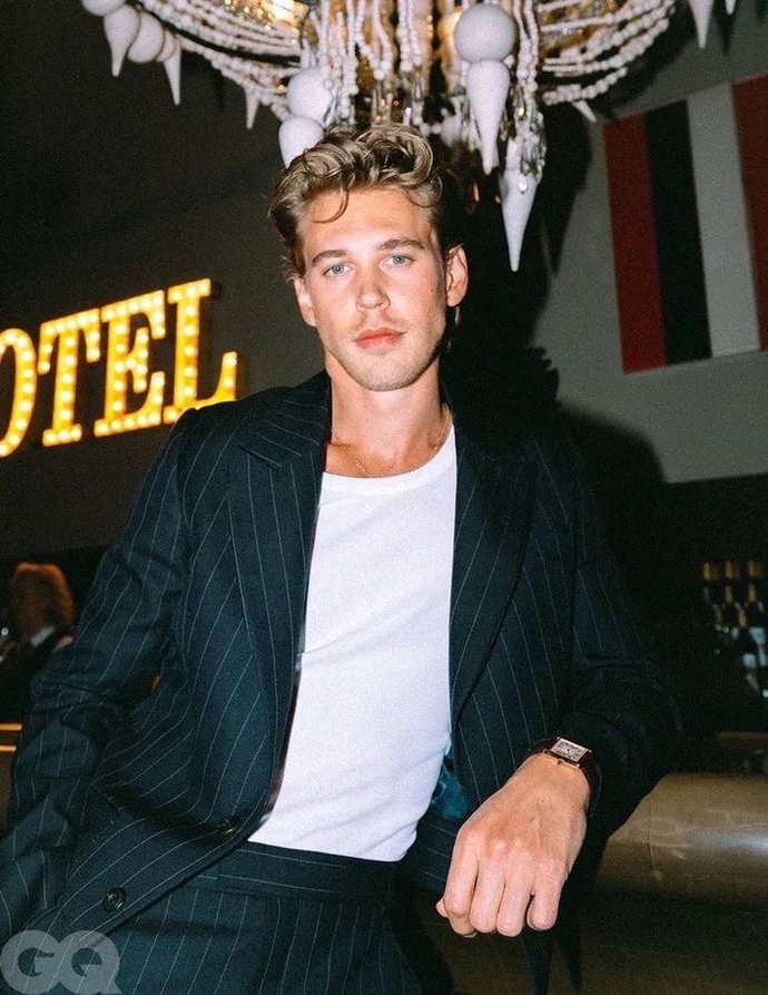 Bu adam çooooooooooookkkk yakışıklı değil mi ya da çok mu babyface?