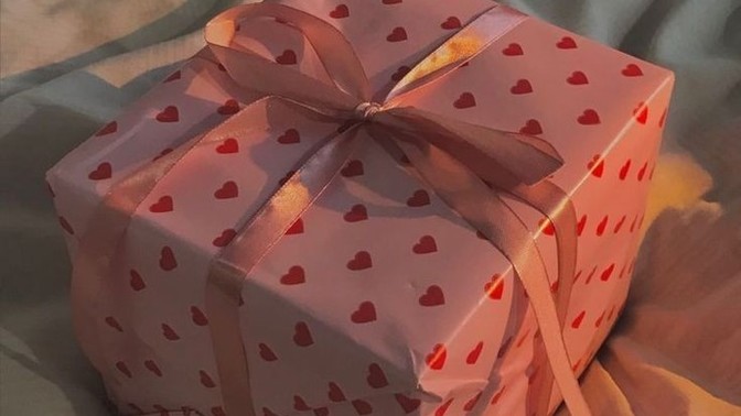 Kimden geldiğini bilmediğiniz bir hediye paketi ve yanına iliştirilmiş zarf içinde bir not aldınız. Önce hangisine bakarsınız?