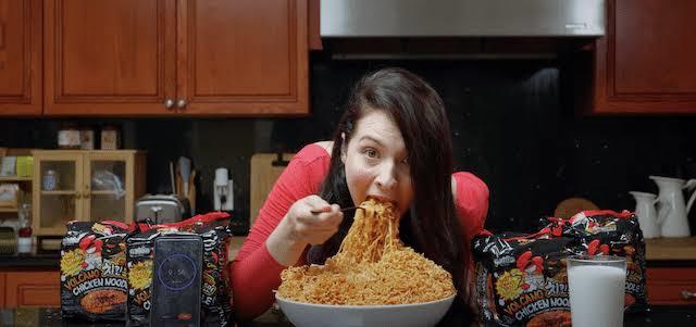 Yemek yerken masanızda ki herhangi birinin ağzını şapırdatması sizi rahatsız eder mi?