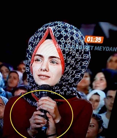 Ş başörtünü kendine harbiden yakistiran var mı?