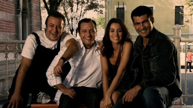 Ezel dizisindeki bu dört arkadaştan biriyle yemeğe çıkacak olsanız, kimi seçerdiniz?