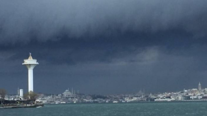İstanbulda kuvvetli sağanak habercisi olan raf bulutları görüntülendi! Bulunduğunuz yere yağmur yağıyor mu?