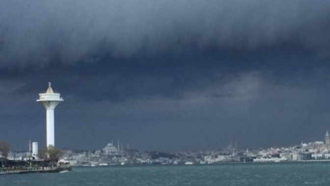 İstanbul'da kuvvetli sağanak habercisi olan raf bulutları görüntülendi! Bulunduğunuz yere yağmur yağıyor mu?