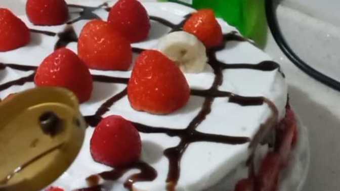 Çilekli pasta ve sarma seviyor musunuz sizde?