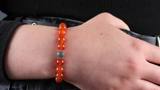 Kızlar siz olsanız bu bilekliği takarmıydınız?