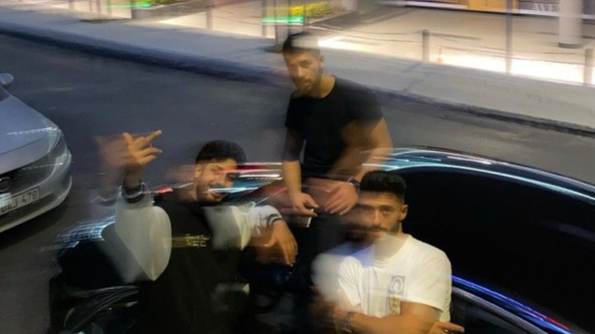 Erkek arkadaşlarınızın yanında kız arkadaşınıza yazar mısınız?