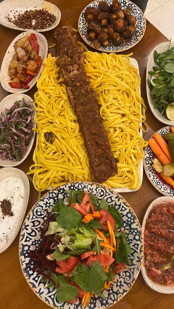 Pilav vereni görüyorduk, şimdide makarna çıktı! Makarna üstü Adana kebap yer misiniz?