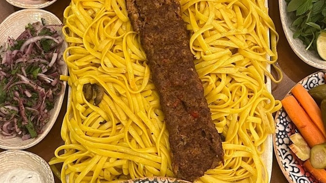 Pilav vereni görüyorduk, şimdide makarna çıktı! Makarna üstü Adana kebap yer misiniz?