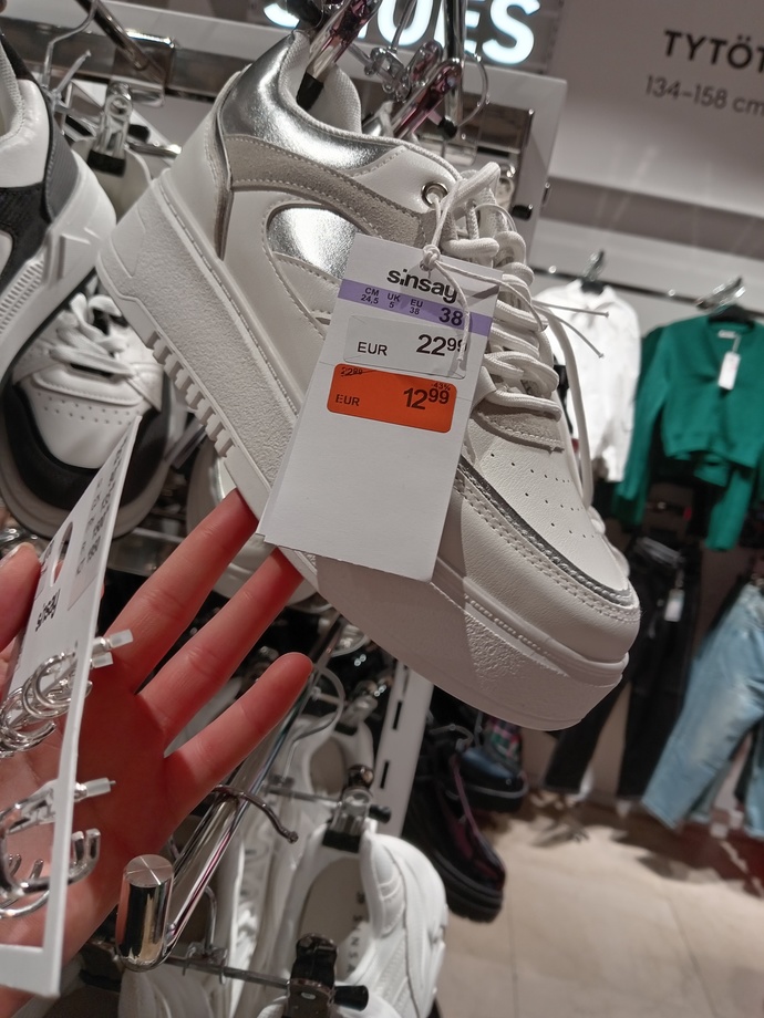 Birazda alışveriş. Ama tabi ki bu çirkin ayakkabıyı almadım 🤓çünkü akıllıyım (arkadaşım bundan tam aynısı giyiyor ya. Offf)&a