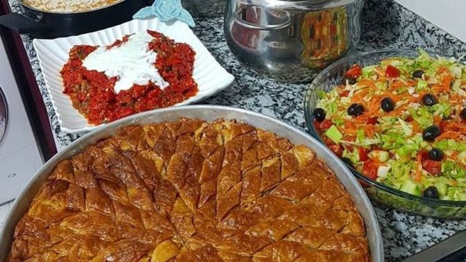 Kalabalık akraba yemeği davetlerine katılır mısınız?
