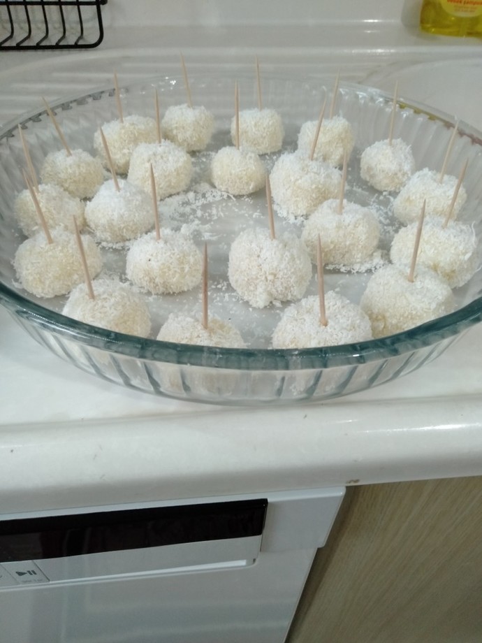 Ağlayan pasta ile irmik topları yaptım. Güzel gorunuyor mu?