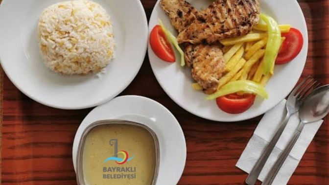 Bayraklı belediyesi ekonomiye inat zam yok dedi, 4 çeşit yemeği halka 50 TL'den satıyor! Bu fiyatlara lokantalarda yemek kaldı mı?