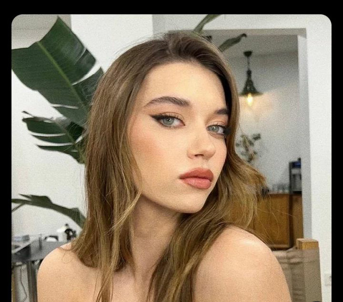 Afra Saraçoğlu güzel mi?