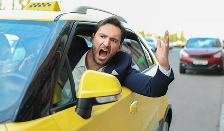 Taksiciler, yüzde 28.09 zam oranını beğenmedi, UKOME binasına taş ve sopalarla saldırdı! Taksicileri haklı buluyor musunuz?