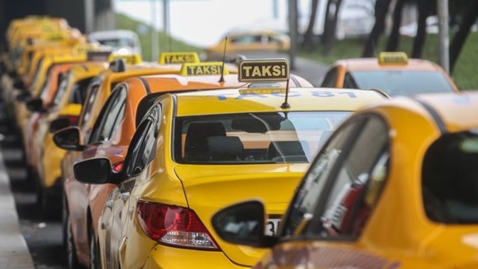 Taksiciler, yüzde 28.09 zam oranını beğenmedi, UKOME binasına taş ve sopalarla saldırdı! Taksicileri haklı buluyor musunuz?