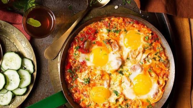 Sizce menemen soğanlı mı soğansız mı yenir?