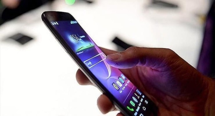 Gençler vergisiz cep telefonunda 21 kuruşluk poşete takıldı. Siz bu konuda ne düşünüyorsunuz?