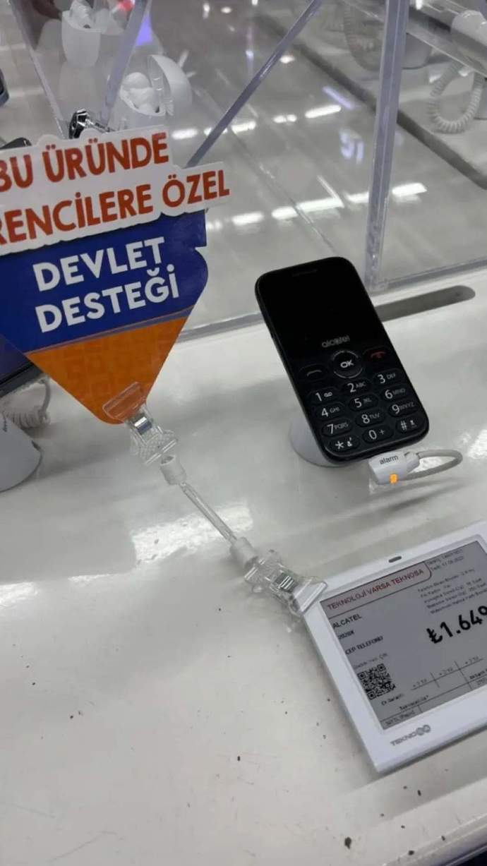 Gençler vergisiz cep telefonunda 21 kuruşluk poşete takıldı. Siz bu konuda ne düşünüyorsunuz?
