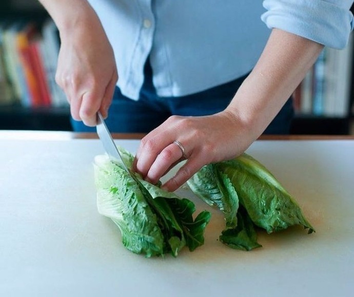 Salata yaparken marulu bıçakla mı kesiyorsunuz yoksa elinizle parçalara mı ayırıyorsunuz?
