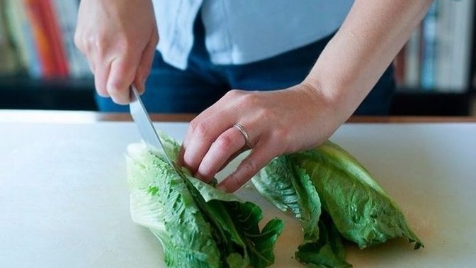 Salata yaparken marulu bıçakla mı kesiyorsunuz yoksa elinizle parçalara mı ayırıyorsunuz?