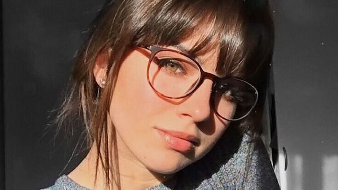 Gözlük bir kadını daha mı çekici yapar? Nasıl bir etki yaratır?