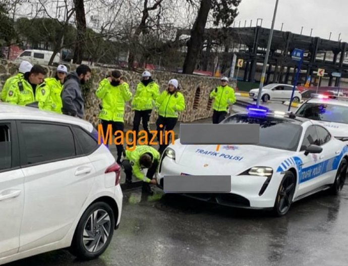 Porsche marka polis aracı, gaz ayarını tutturamayınca kaza yapmış. Ne düşünüyorsunuz?