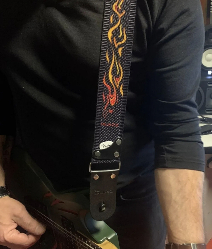 Erkek bir arkadaşa doğum gününde gitar askısı ya da kar küresi alınır mı?