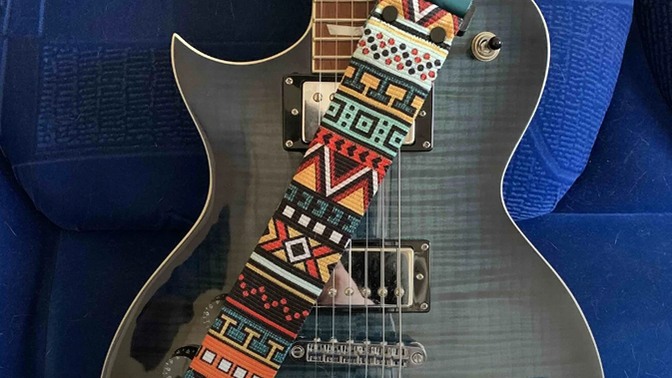 Erkek bir arkadaşa doğum gününde gitar askısı ya da kar küresi alınır mı?
