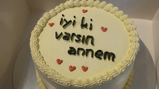 Bu pastayı atmayı unutmuşum, bu nasıl peeeki?
