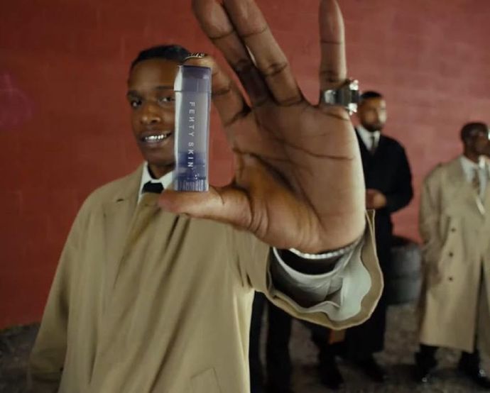 Rihannanın Fenty Skin markası, rapçi A$AP Rockyyi yeni dudak balmının yüzü olarak seçti. Erkekler lip balm kullanmalı mı?