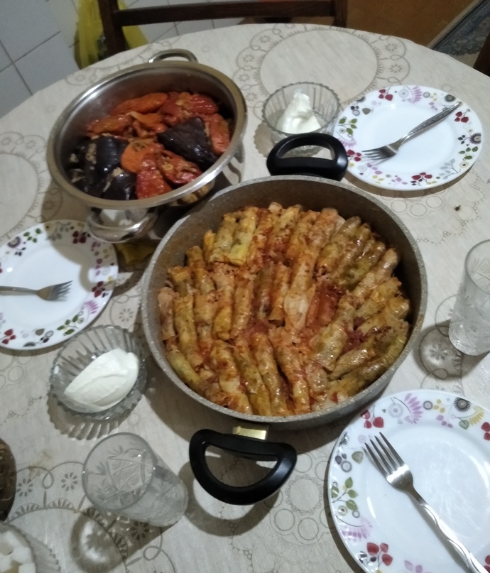 Elit bir kişiliğe sahip olduğum için sarmaları tencere ile birlikte masaya lapp diye koydumm 😂 iyi yapmışmıyım?