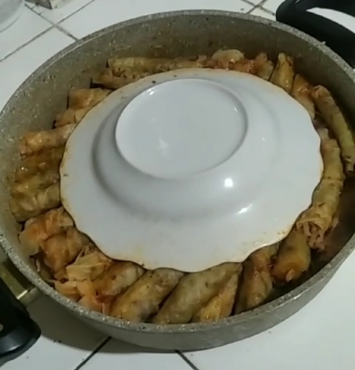 Elit bir kişiliğe sahip olduğum için sarmaları tencere ile birlikte masaya lapp diye koydumm 😂 iyi yapmışmıyım?